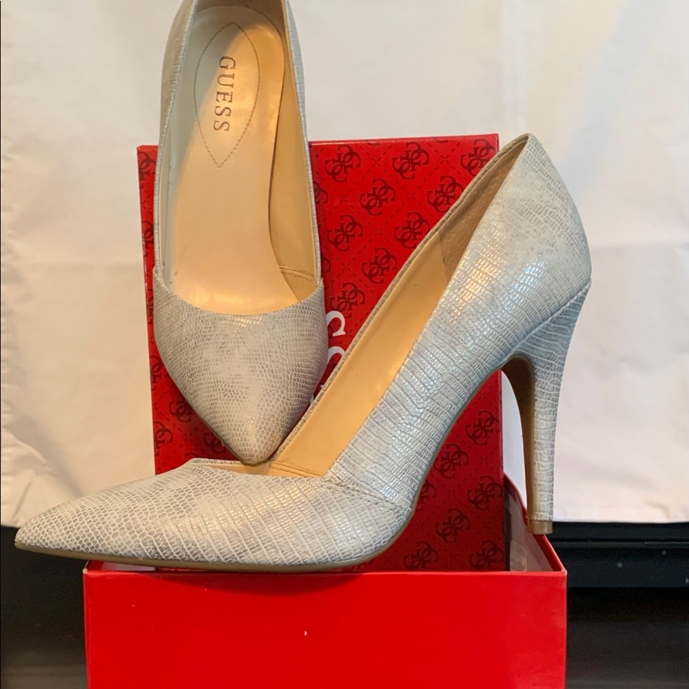 GUESS Ivory pumps Size 9